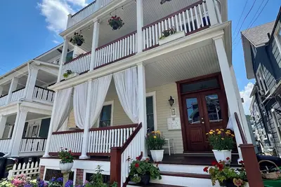 Image de 3-Br apt w ocean views, 1. 5 blocks to beach, Ac, WiFi, 1. 5 bathrooms & balcony!