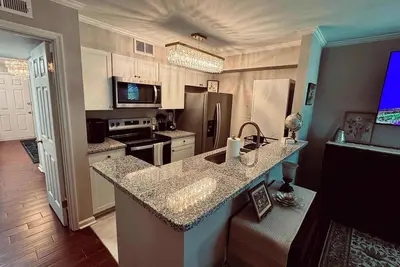 Image de Gorgeous Condo across from Vet School - King Bed, Full Kitchen, Pool