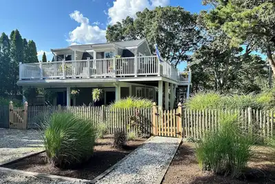 Image de Questover…Steps to Nantucket Sound Beaches. . Lower level 2 bed 1 bath sleeps 6