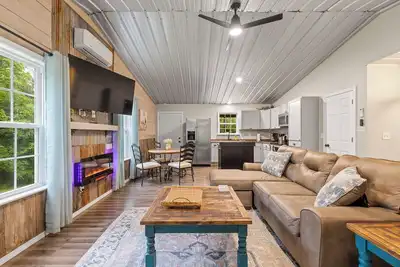 Image de Cozy cabin, pet, king bed, wifi, Great for Riders!