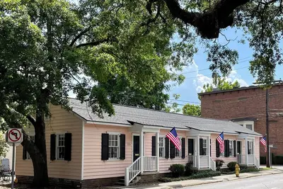Image de Charming Sister Cottages, circa 1852, in the heart of Historic Savannah!