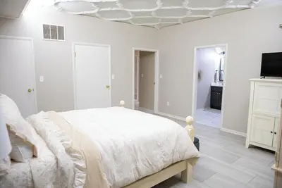 Image de Charming 2-bedroom apartment close to Universities in downtown Terre Haute.