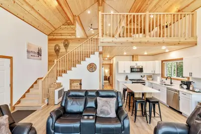 Image de Sojourn Lodge + Cabin + 2 Yurts + Bathhouse