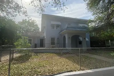 Image de 5 bedroom, 3 bath, game room, large outdoor. Sleeps 15. Walk to downtown