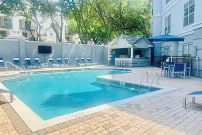 Image de Pool, Grills, Hammocks, Ping Pong, Free Trolley to Downtown Dallas