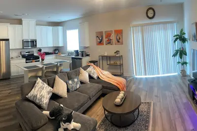 Image de Newly Constructed 3-bedroom townhome with Ac, WiFi, Smart TVs, Garage Opener