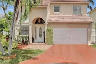 Image de 3-bedroom house in enchanting Pembroke Pines with Ac, WiFi. . . \nPlease driveway