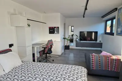 Image de Room with private bathroom, garden and modern amenities in a beautiful area.