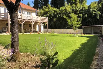 Image de La maison  est idéalement située à quelques centaines de mètres cité médiévale.