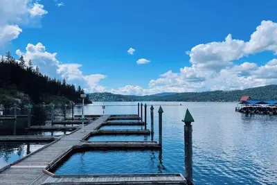 Image de Walk to the Lake – Modern, Clean & Stylish Condo in the Heart of Coeur d’Alene