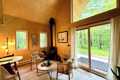 Image de Cozy Trailside Nordic Chic Nature Cottage