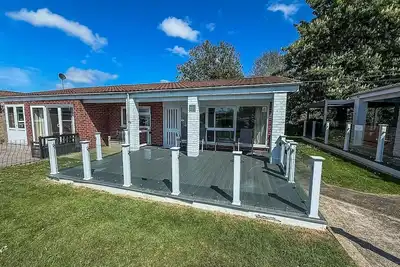 Image de Dog friendly chalet at Broadland Park and Marina in Lowestoft ref 12027b