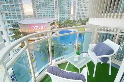 2-Bedroom Condo With Balcony Beach\/Pool View