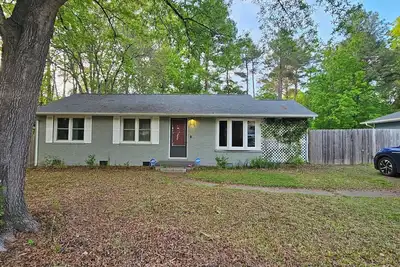 Image de Cozy 2bd house in Durham with fully fenced backyard and office, pet friendly!