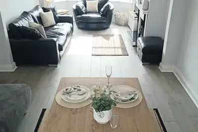 Image de renovated 3 bedroom House, 3 miles from city centre, Belfast City Hall.