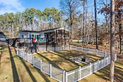 Image de Lakefront Charming 3-Bedroom home at Lake Gaston