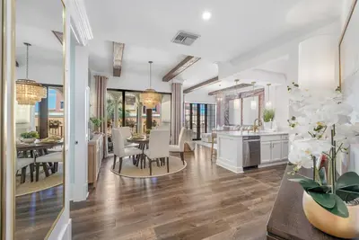 Image de 3-bedroom condo at The Residences at Coconut Point Mall! !