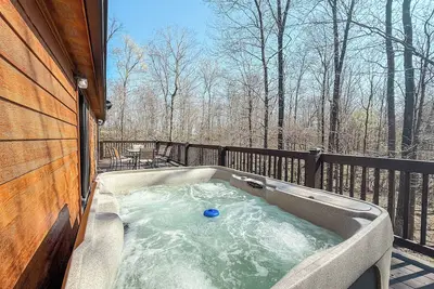 Image de Newly Renovated Cabin w\/ Hot Tub in the Center of The Shawnee Hills Wine Trail!