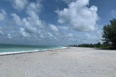 On the beach, upscale 2-bdrm condo South Seas Resort Captiva