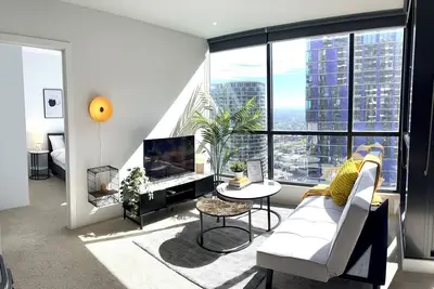 Image de City views Apartment right in the heart of Melbourne Cbd w/ pool and sky lounge!