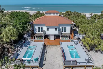 Sandpiper Inn - True Beachfront Luxury; Pool/Hot tub & Golf cart New Listing