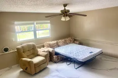 Image de Budget-Friendly Couch Space in lovely St. Petersburg with Ac, WiFi