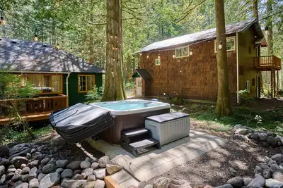 Image de New - Two Cabins One Epic Getaway! Hot Tub, 9 beds \/ Fast Wifi \/ Ac \/ 2 Kitchens