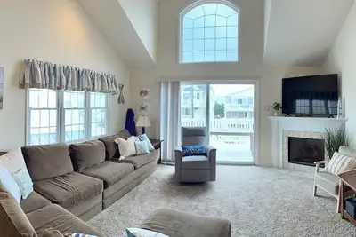 Image de 5 Bedroom + Bonus Room; Sleeps 15 in Sunny Sea Isle- ideal location 47th Street!