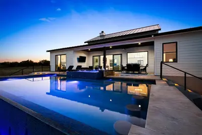 Image de New Pool, Hot Tub, Fire Pit, Views on 10 acres, 5 mins from Dt Johnson City!