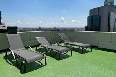 Image de Loft studio moderne avec vue sur la ville, piscine sur le toit