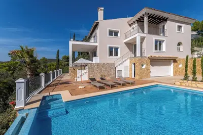 Spectacular pool villa in Camp de Mar with stunning views