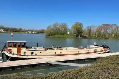 Image de Péniche en Camargue, Saintes-Maries-de-la-Mer sur le petit Rhône