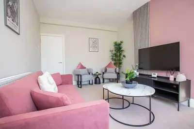 Image de This house is a 4 bedroom(s), 1. 5 bathrooms, located in Newfield, England.