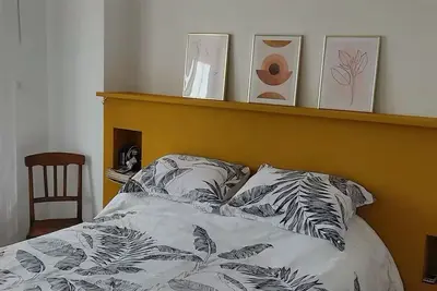 Image de maison chaleureuse prévue pour les enfants avec piscine et potager à disposition