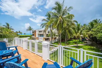 Image de Designer Beachside Serenity– Steps to the Beach!