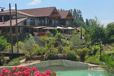 Image de Gîte 5* au bord du Lot, à côté du Domaine de Bugatel (restaurant, spa, rhumerie, )