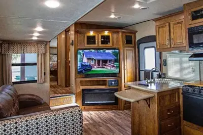 Image de Charming 2-bedroom Rv with Ac, WiFi in vibrant Waco, choose resort location
