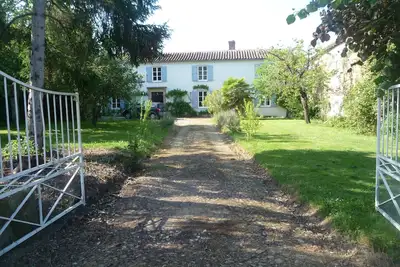 Image de Spacieuse Et Belle maison 4ch 4sdb, piscine privee, grand jardin Internet et Tv