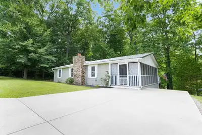 Image de Charming 2 Bedroom Cabin Minutes from Lake Cumberland, Great Outdoor Seating!
