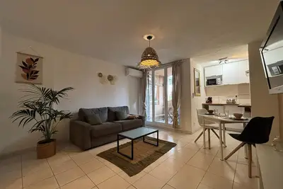 Image de Studio proche bord de mer avec piscine et terrains de tennis