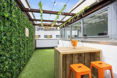 Image de Fab large house with a fantastic roof terrace with Champagne bar plus large hair and make up bar!