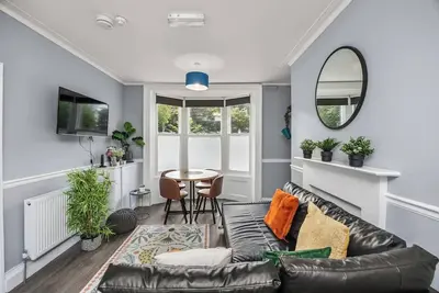 Image de Massive four storey town house set up as three separate fully self-contained apartments!