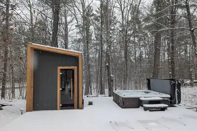 Image de Kawartha Forest Spa Cottage w/ Hot Tub & Sauna