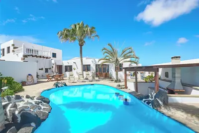 Image de Charming rural villa with heated pool and mountain views - Tinajo