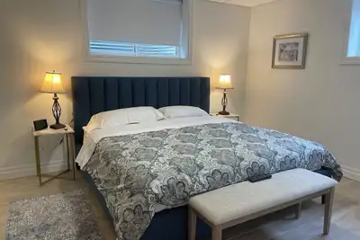 Image de Spacious, Elegant Executive Suite with Free Parking in the Perfect Location!