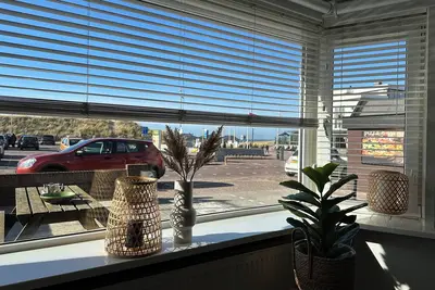 Image de Apartment Zin aan Zee is located directly opposite the beach entrance! With your flip-flops and swimsuit in your bag, you can walk straight to the beautiful beach. The apartment is located directly in the center with many cozy stores, rest