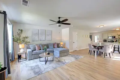 Image de Cozzy home away from home fenced in back yard and pet friendly