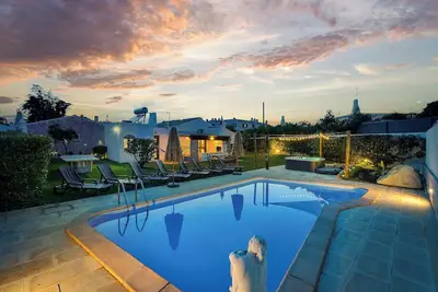 Image de 🔥Is Oura Calling You?🔥4bd Sleeps 12 Jacuzzi Pool PingPong 5min Strip 10' beach