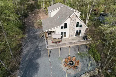 Image de Spacious Mountain Chalet For Groups & Family Reunions with Pool & Lake Access!