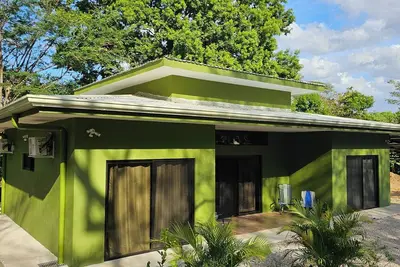 Image de 3-bedroom house surrounded by nature, close drive to beach, equipped kitchen,